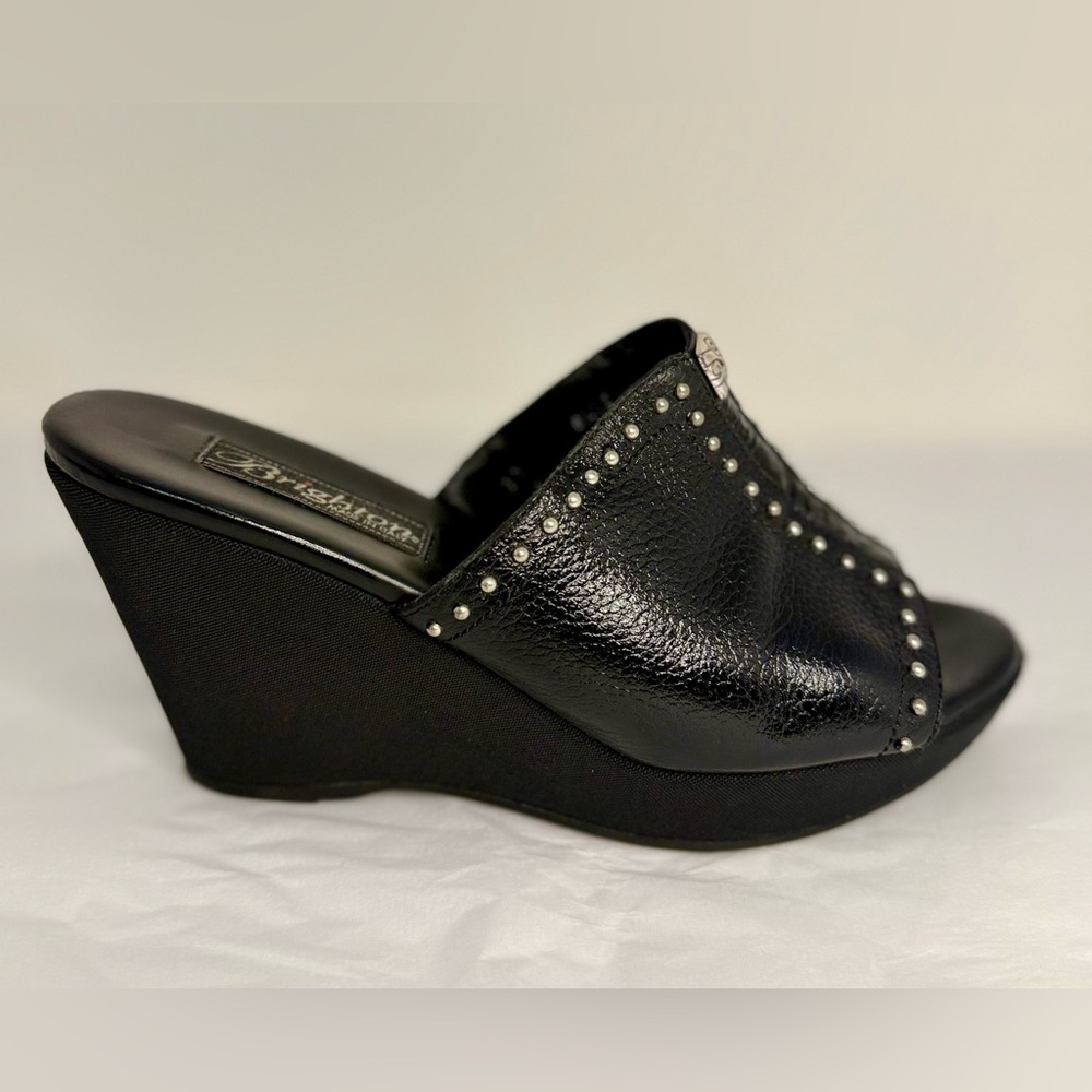 🌸BRIGHTON pre-owned black wedge sandals. Size 7M. WWEDGE07.